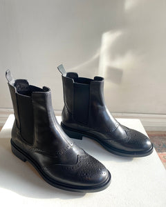 Vagabond - Wingtip Chelsea Boot in Black Leather