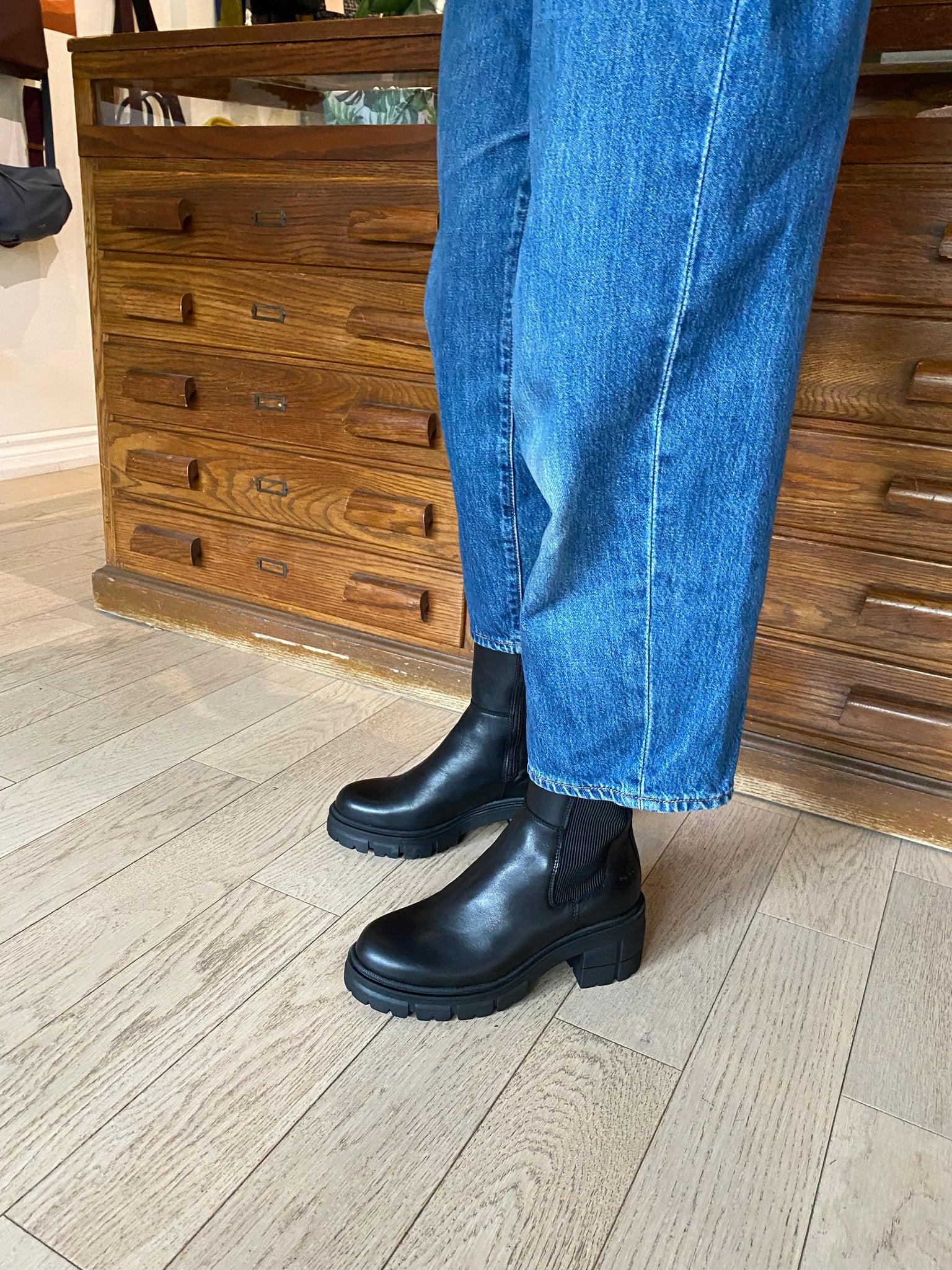 Bos & Co - Waterproof & Warm Zip-Up Mid Height Boot in Black Leather