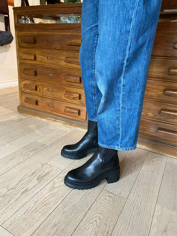 Bos & Co - Waterproof & Warm Zip-Up Mid Height Boot in Black Leather