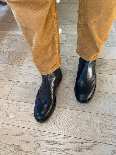 Vagabond - Wingtip Chelsea Boot in Black Leather