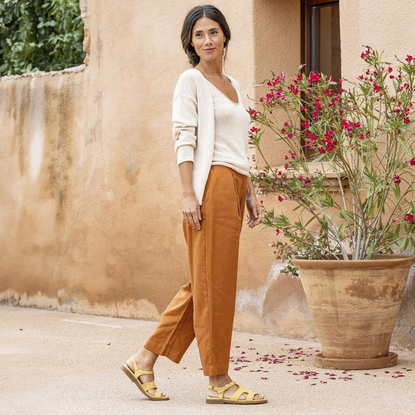 El Naturalista - T-Strap Sandal in Red Nubuck
