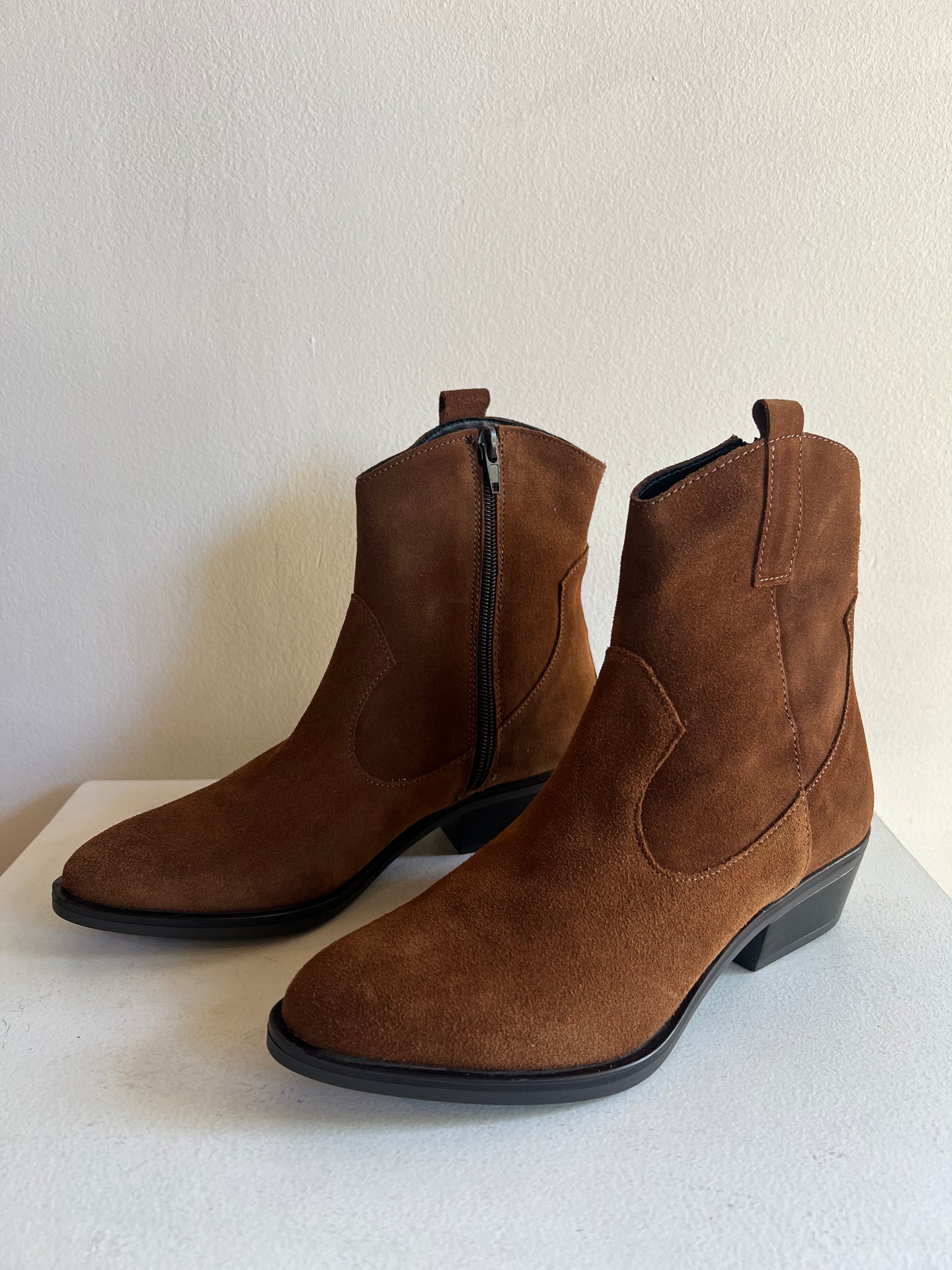 Ateliers - Western Boot in Tan Suede