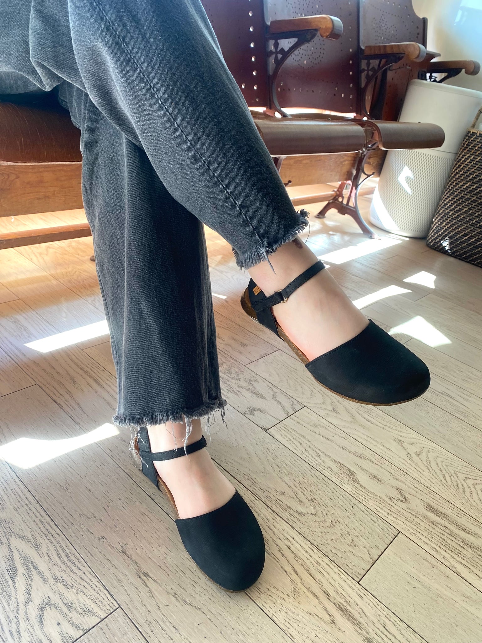El Naturalista - Wide Closed Toe Sandal in Black Leather