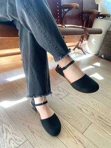El Naturalista - Wide Closed Toe Sandal in Black Leather
