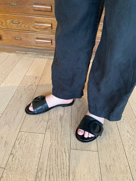 Ateliers - Flat Leather Circle Slides in Black