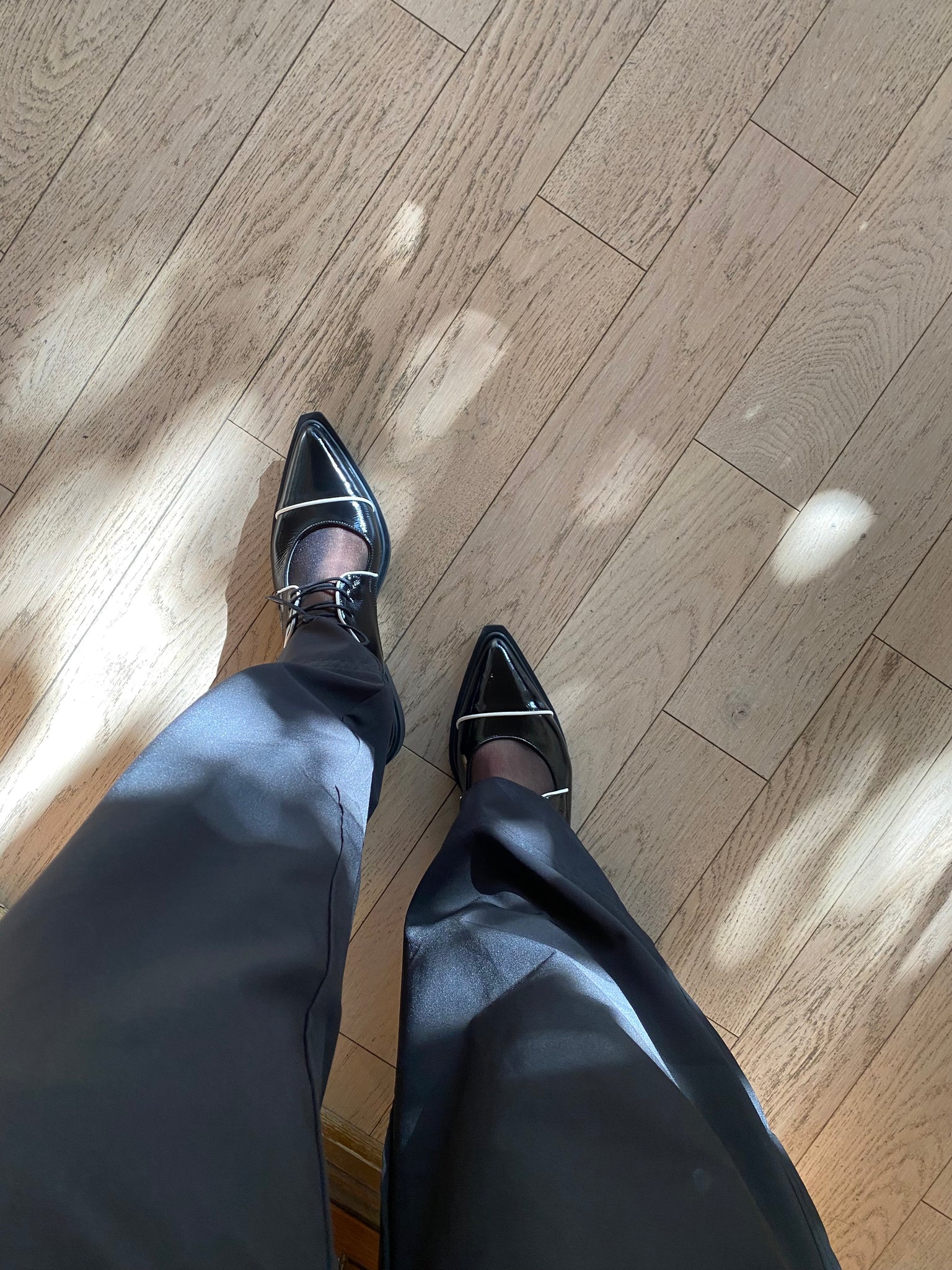 Ateliers - Tie-Up Flat in Black & White Naplak