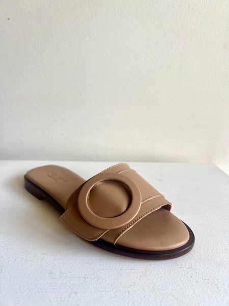 Ateliers - Flat Leather Circle Slides in Latte
