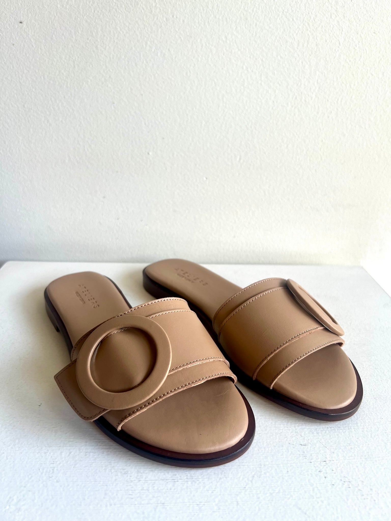 Ateliers - Flat Leather Circle Slides in Latte