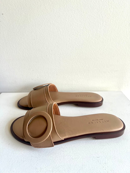 Ateliers - Flat Leather Circle Slides in Latte