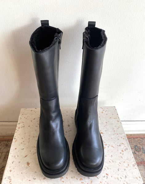 Bos & Co - Waterproof & Warm Mid Height Boot in Black Leather