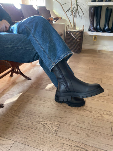 Bos & Co - Waterproof & Warm Mid Height Boot in Black Leather