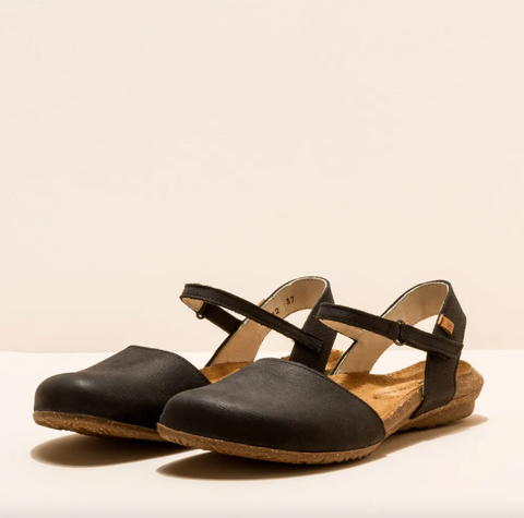 El Naturalista - Closed Toe Sandal in Black Leather