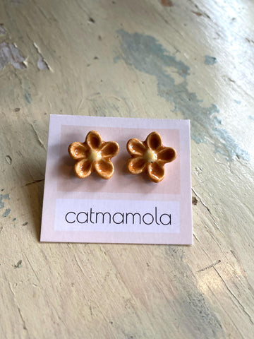 Catmamola - Flower Stud Earrings in Ochre