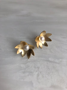 Kari Phillips - Daisy Pearl Studs